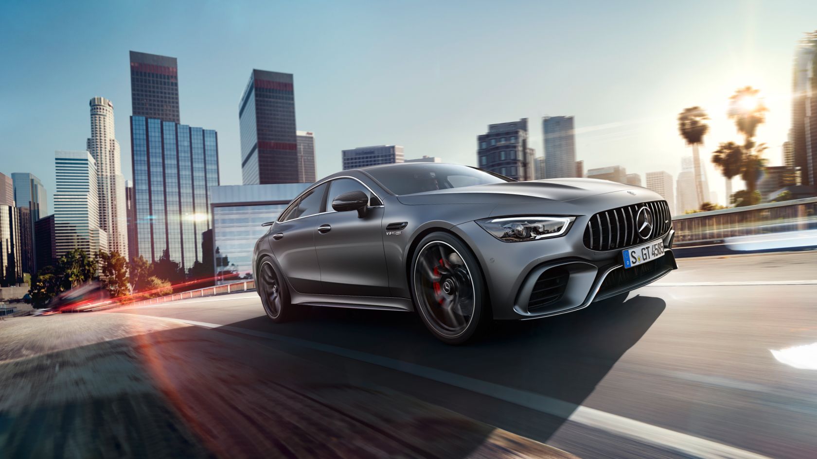 Modèle Gran Turismo à l’esthétisme spectaculaire, le Mercedes-AMG GT 63 4MATIC+ Coupé 4 portes est le véhicule idéal de tous ceux qui accordent beaucoup d’importance à des performances exemplaires, au confort et à la polyvalence.