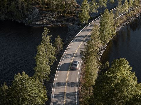 Volvo s60. Performance efficace. Appréciez le niveau de performance élevé, les moteurs efficaces et les modèles plug-in hybrid capables de générer zéro émission.