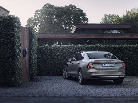 Volvo V60. Efficacité puissante Les moteurs à essence avancés et les moteurs hybrids Plug-in offrent une accélération réactive.