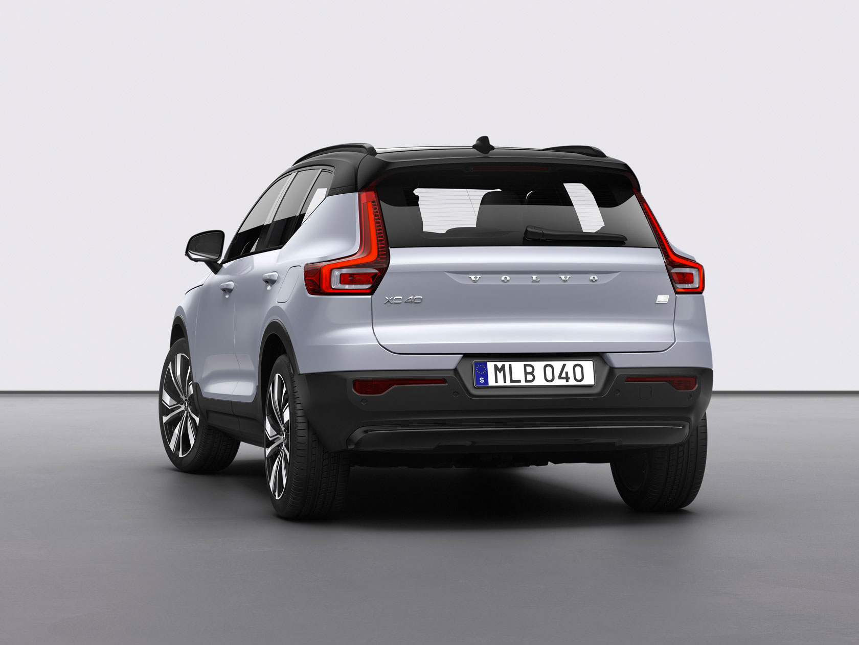 Arrière Volvo XC40 Recharge P8 AWD in Glacier Silver