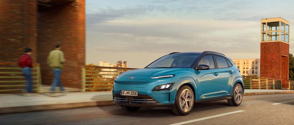 Il est ici. Maintenant. Plus élégant, plus sophistiqué, New KONA Electric présente un design actualisé, les fonctionnalités de connectivité et de sécurité les plus modernes – et jusqu’à 484 kilomètres d’autonomie pour une seule charge.