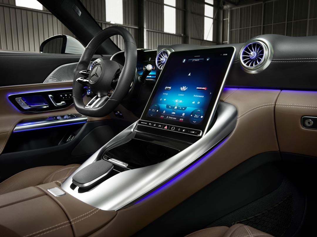 Mercedes-AMG SL brilliant picture and touch-sensitive controls