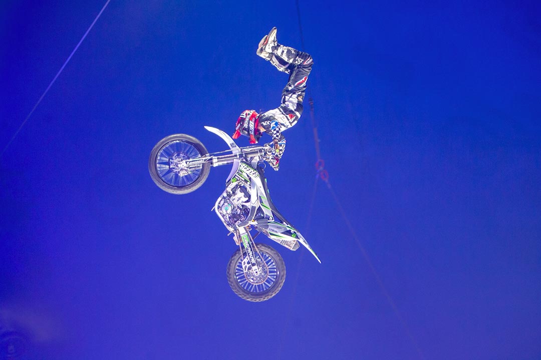 Knie2020_a_014_c_Fred_Serex-©-Katja-Stuppia MAD FLYING BIKERS © Fred Serex